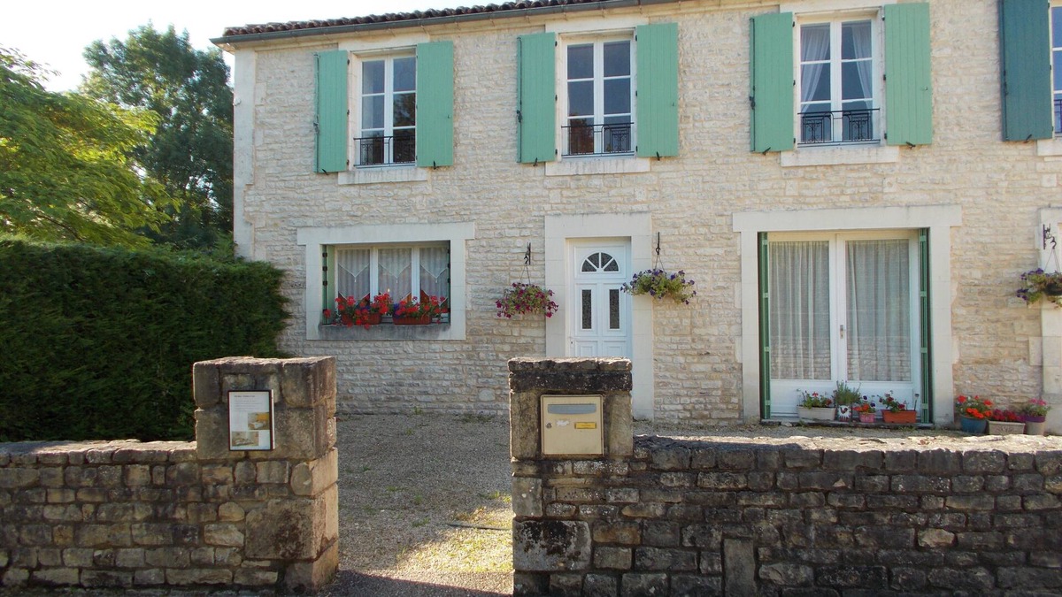 Saint-Fraigne House | Three Bedroomed Charentaise Style Gite in Village Location