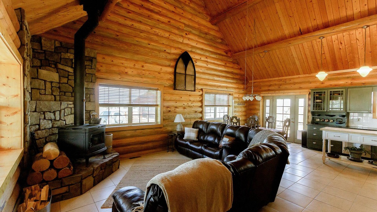 Buffalo Cabin | Three Canyons - Entire Log Home With Mountain View!