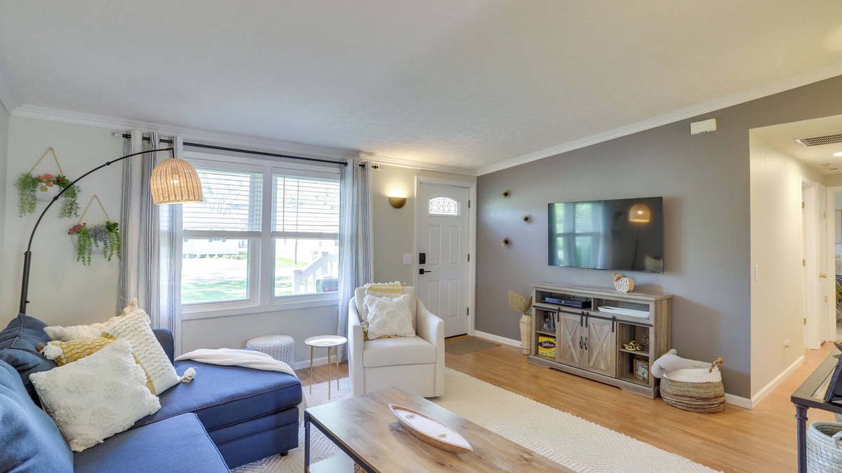 Three Oaks Cottage | Three Oaks Home w/Guest House - 8 Mi to Beach!