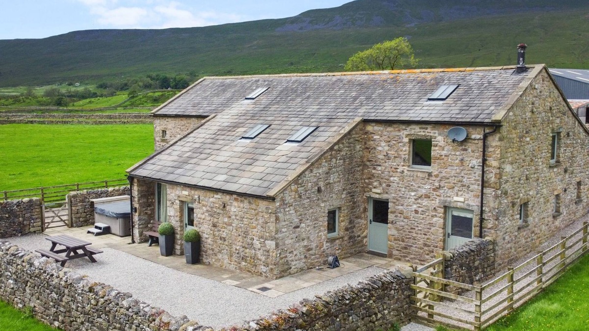 Yockenthwaite House | THREE PEAKS BARN, family friendly, with hot tub in Chapel-Le-Dale
