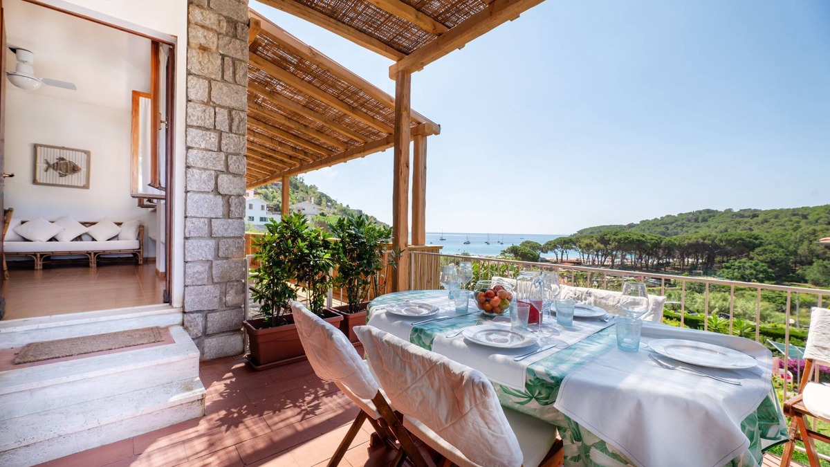 Fetovaia Apartment | Three-room flat Montecristo