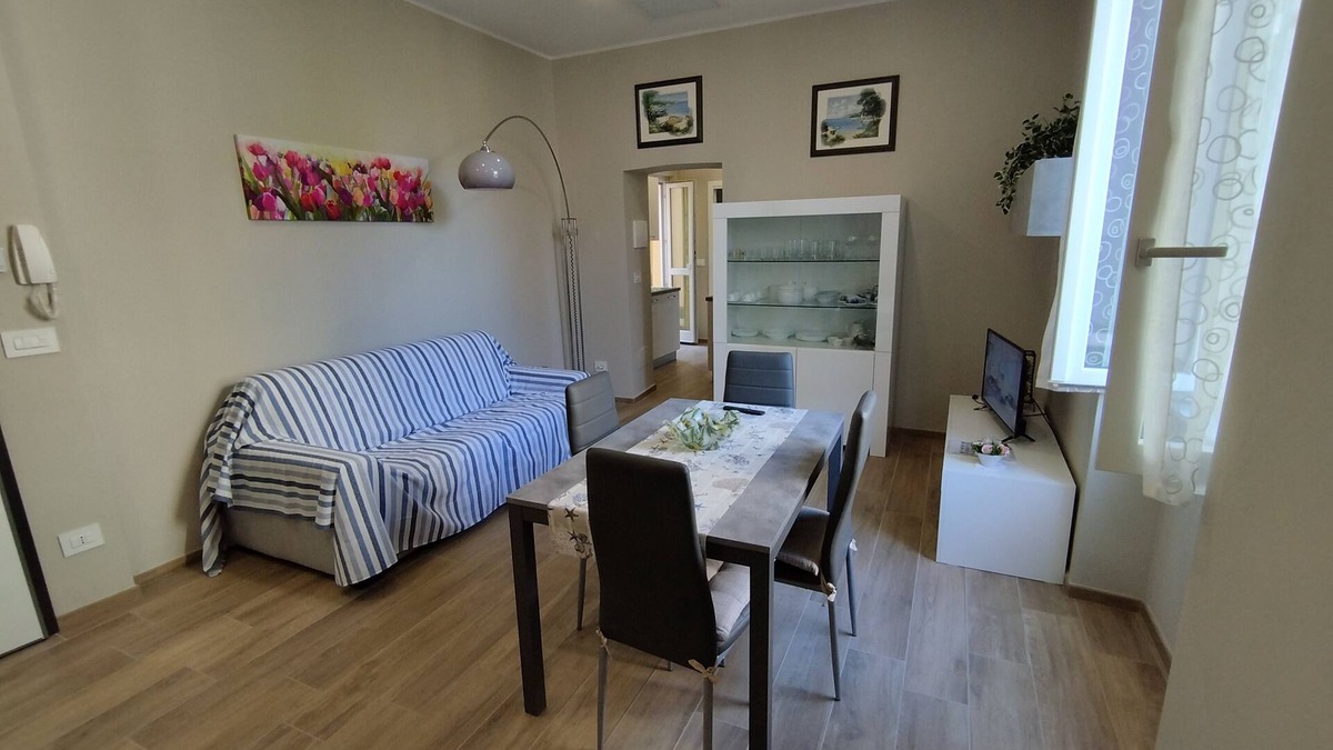 Diano Marina Apartment | Three-room renovated apartment in the heart pedestrian island 1 floor, 1minute from the beaches.
