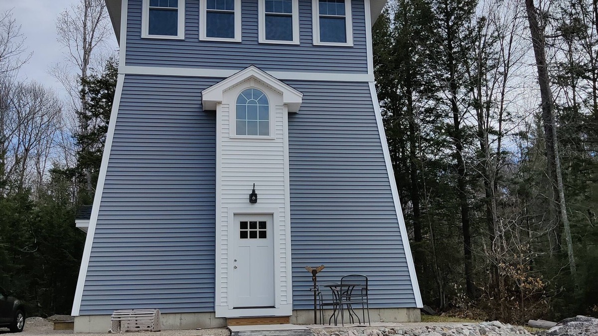 Fryeburg House | Three-story Canadian Lighthouse
