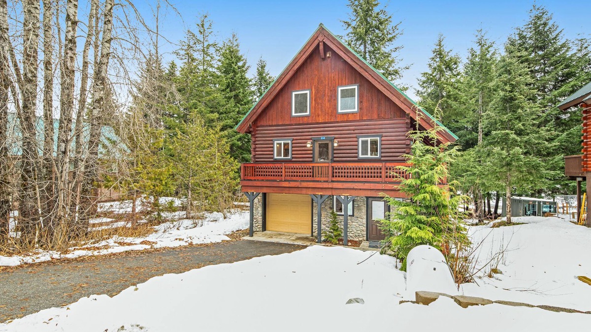 Hyak Cabin | Three-story rural cabin + loft w/private washer/dryer, deck, & high-speed WiFi