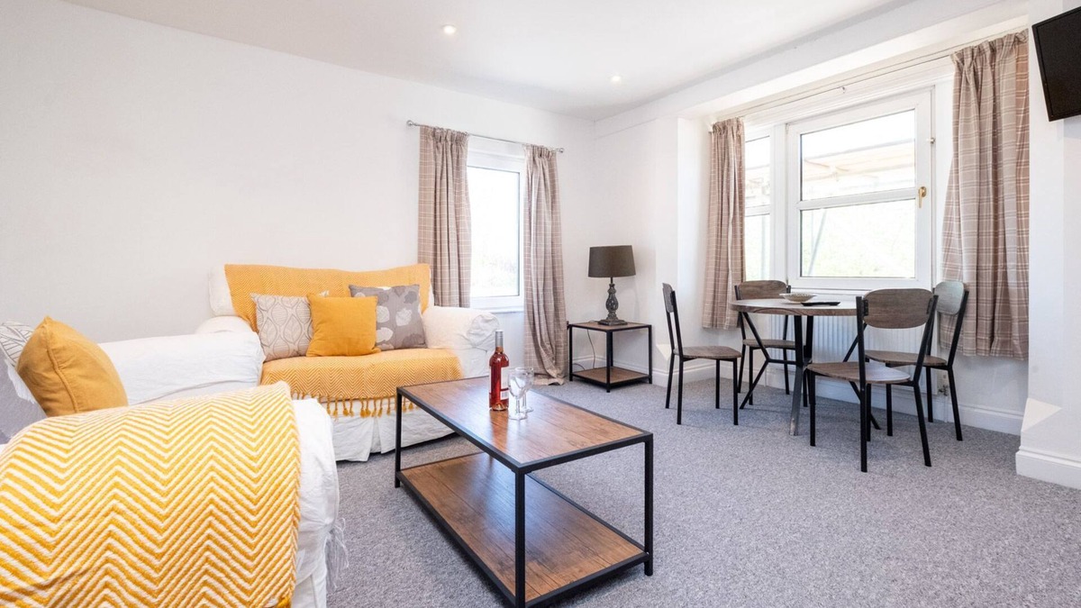 Pettistree Cottage | Three Tuns Apartments - Elm - sleeps 2 guests in 1 bedroom