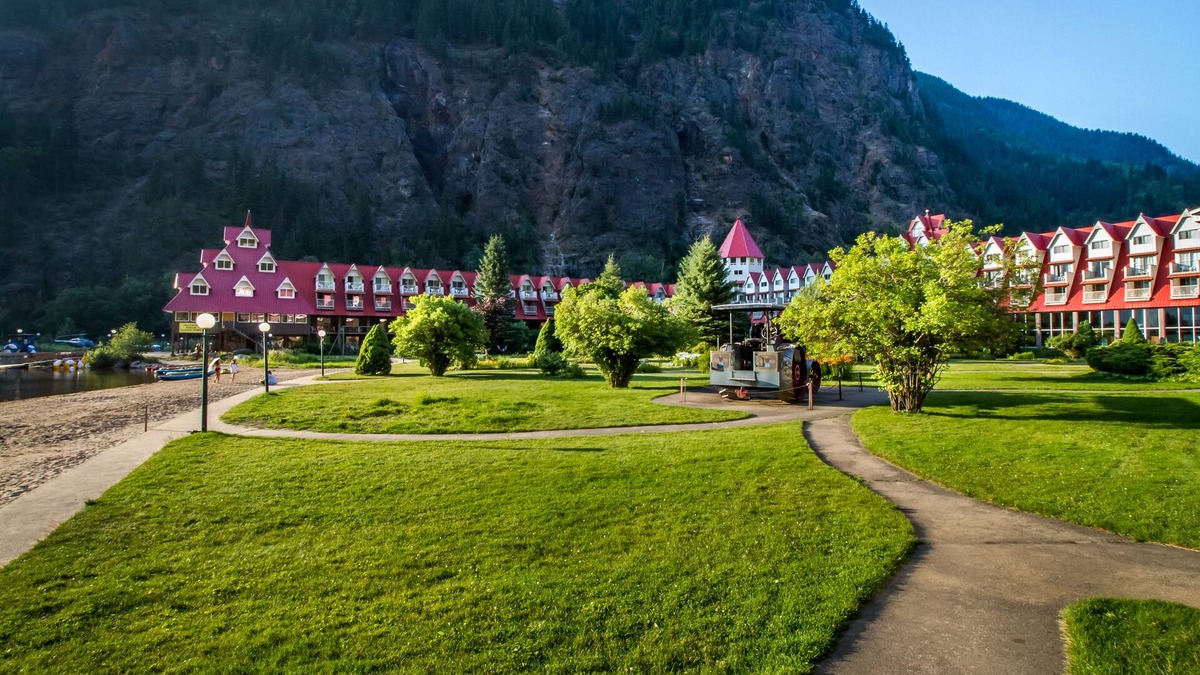 Revelstoke Hotel | Three Valley Lake Chateau