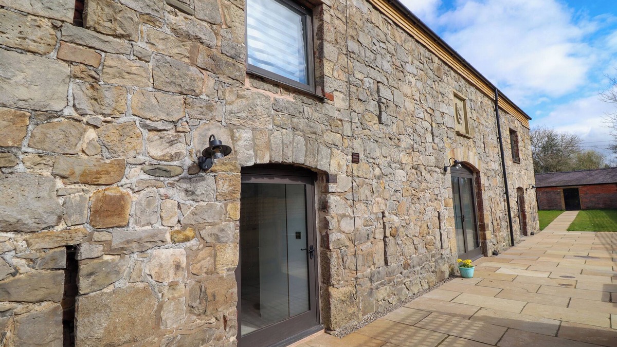 Gobowen Cottage | THRESHERS BARN, pet friendly, luxury holiday cottage in Weston Rhyn