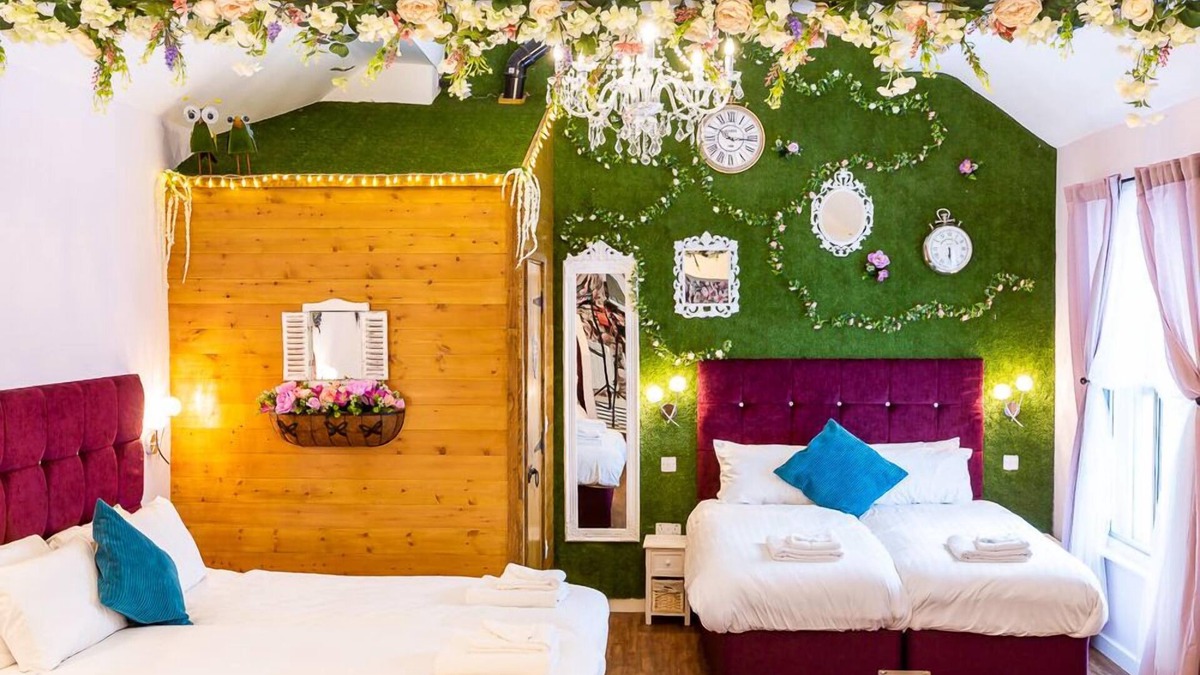 Newcastle-upon-Tyne Apartment | Through the Looking Glass