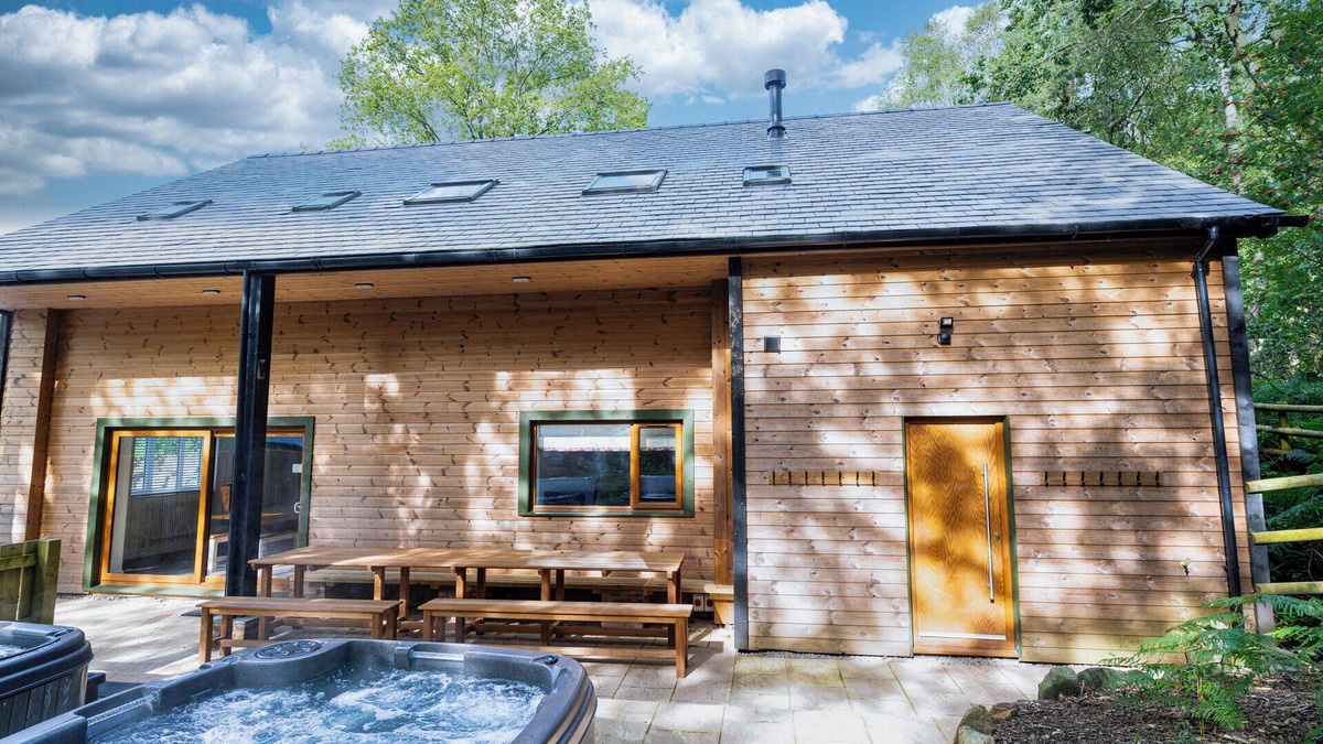 Farley Cabin | Throwley; woodland lodge for 14 with 2 hot tubs in the Staffordshire Moorlands