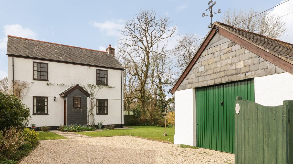 Lifton Cottage | THRUSHEL COTTAGE, pet friendly, with open fire in Lifton
