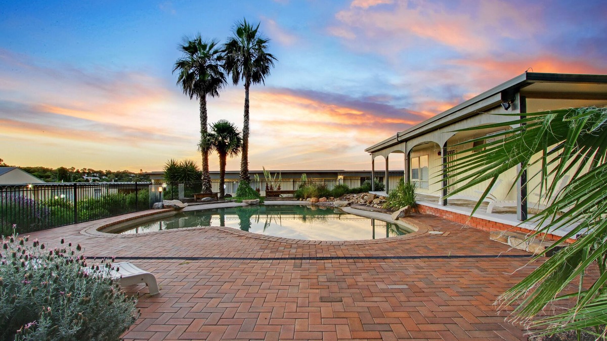 Yass Hotel | Thunderbird Motel
