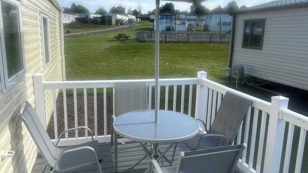 Dunbar House | Thurston Manor Private Caravan Rental