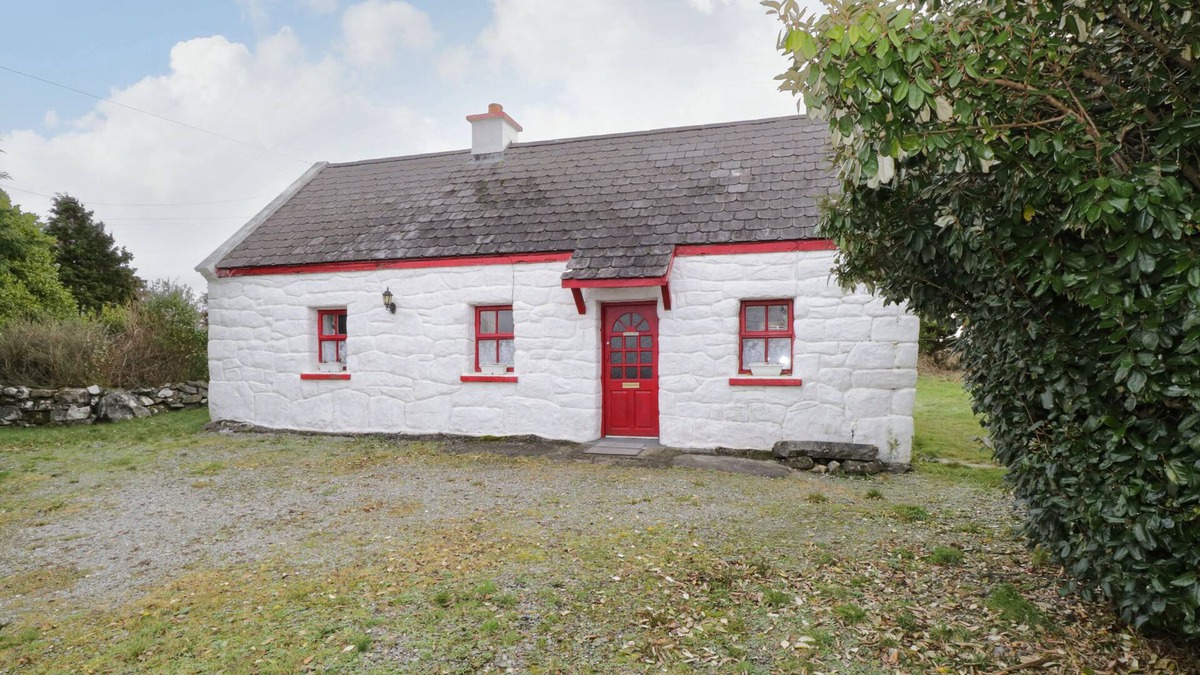 Callancruck Cottage | TI SONNY, family friendly, with a garden in Carna, County Galway
