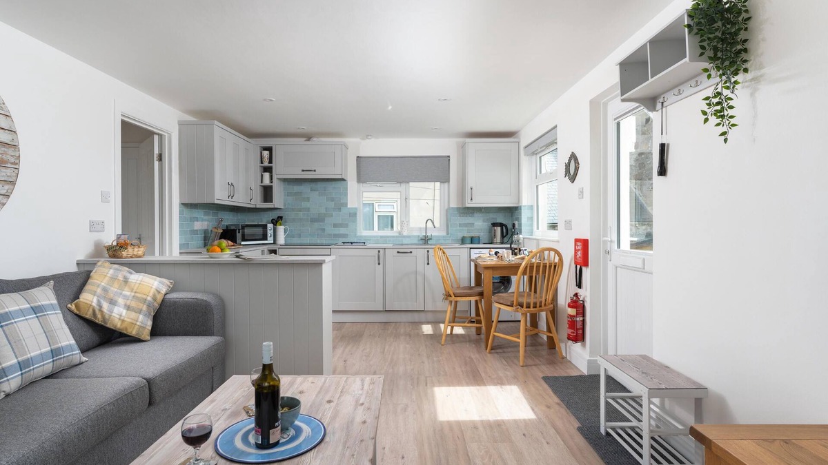 Marazion Apartment | Tide View - stylish apartment with sea views and parking, moments to the beach