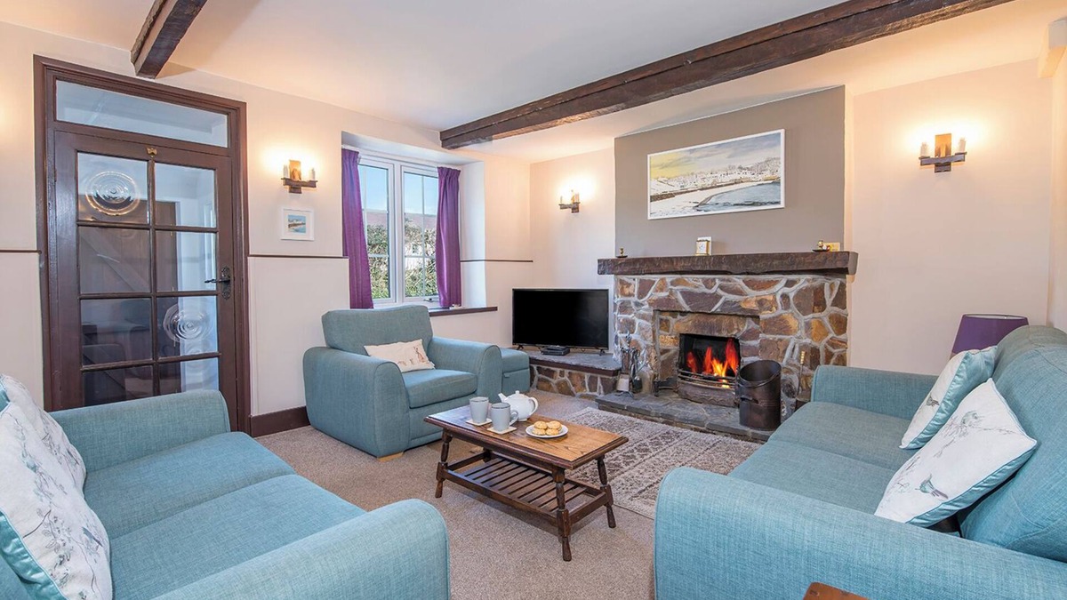 Dinas Cross Cottage | Tides Reach, Holiday Cottage Cwm yr Eglwys, Sleeps 6, 3 bedrooms, bathrooms