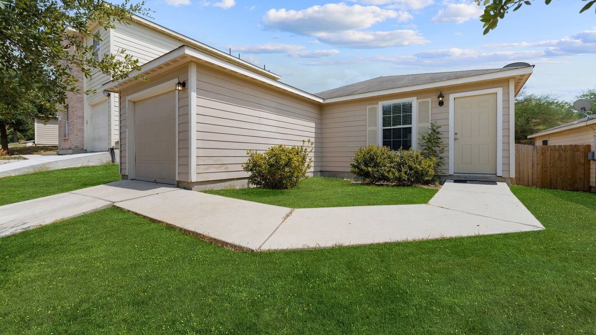 San Antonio House | Tidy 2 Bedroom home Near Lackland AFB, Sea World