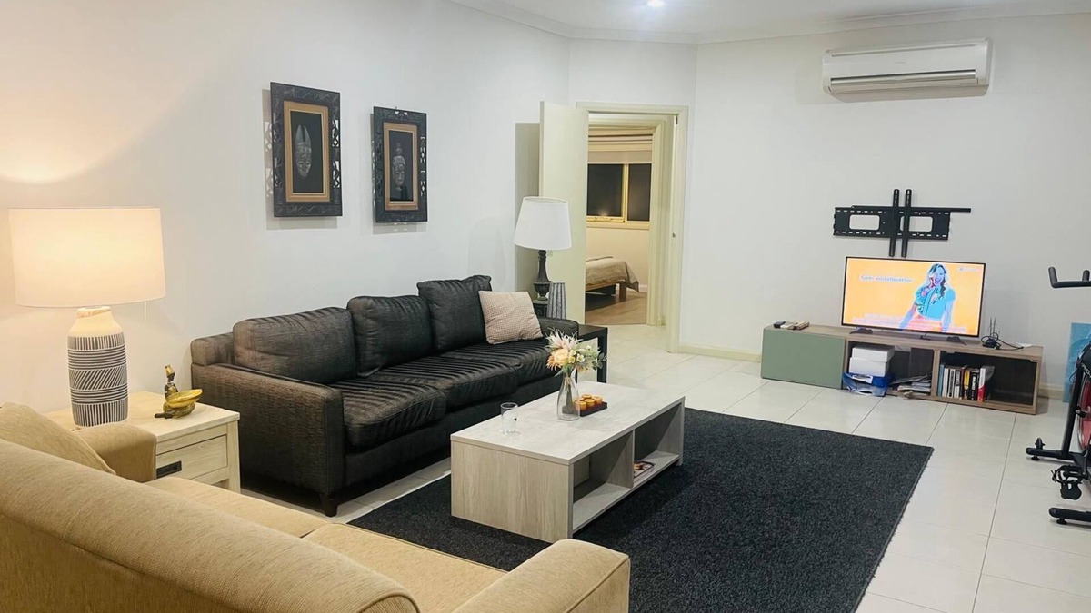 Mulgrave House | Tidy Room with a own toilet/bath - Mulgrave