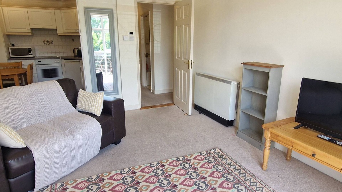Cork Apartment | Tidy, Spacious & Quiet 2BD on Edge of Cork City