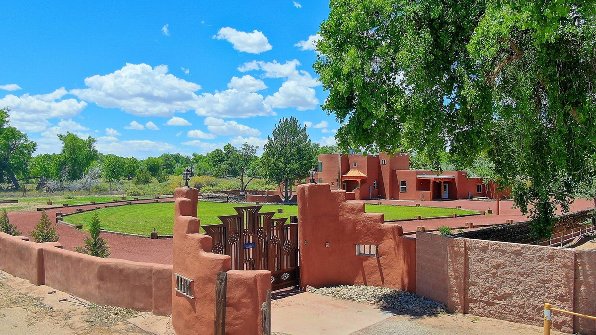 Bernalillo House | Tierra de Milagros~Great Place for The Balloon Fiesta! Serene ~ Private ~ Secure