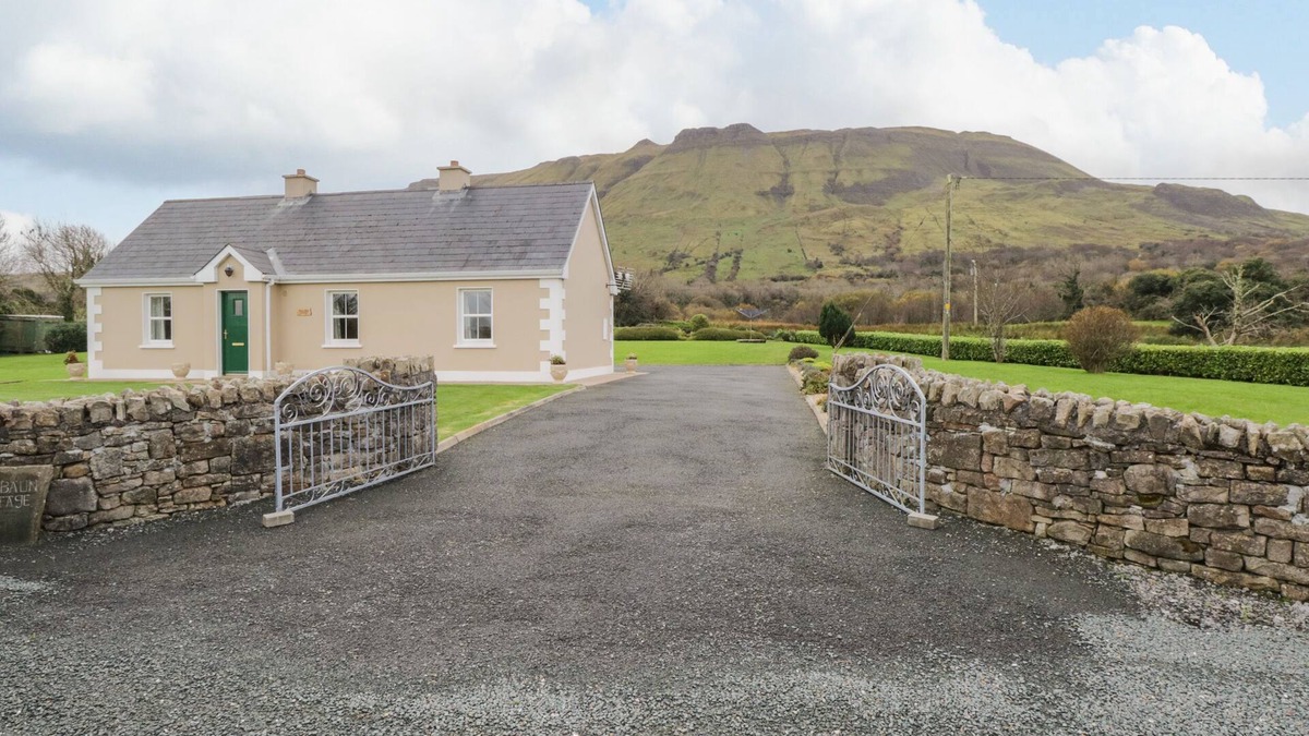 Fivemilebourne Cottage | TIEVE BAUN, country holiday cottage in Kinlough, County Leitrim