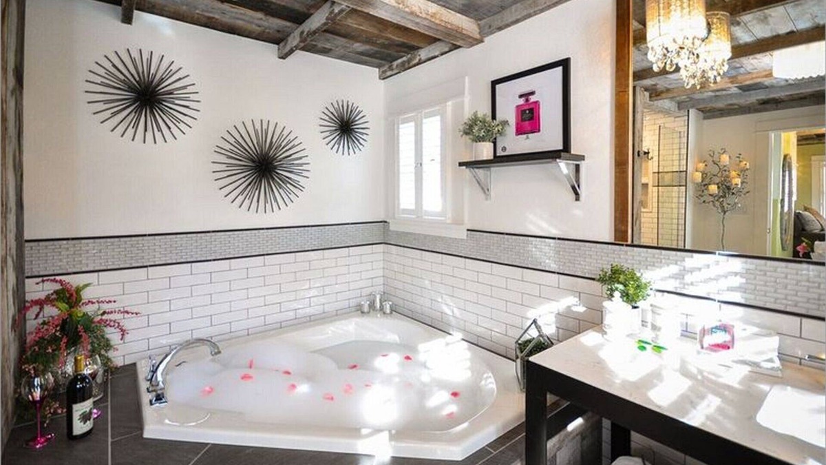 Jacksonville Cottage | TIGERS DEN - #1 BEST LOCATION, ROMANTIC, STUNNING, STEPS TO BRITT FESTIVAL