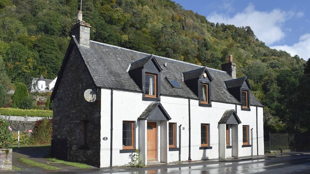 Weem Cottage | Tigh Craggan - UK10203