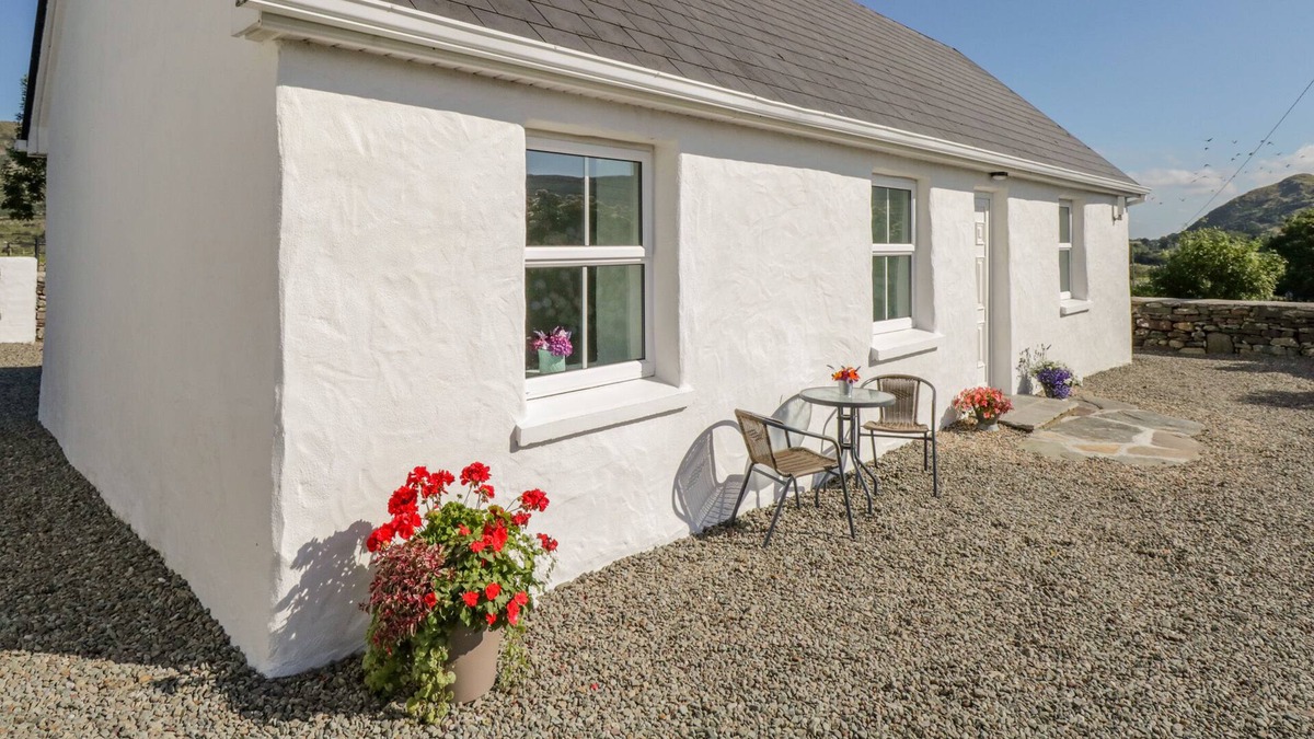 Cornamona Cottage | TIGH MHICHEAL PHAIDIN, family friendly in Clonbur, County Galway