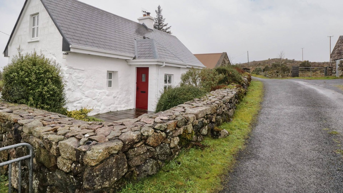Inishmacatreer Cottage | TIGH MHICÏL, family friendly, with open fire in Rosmuc, County Galway