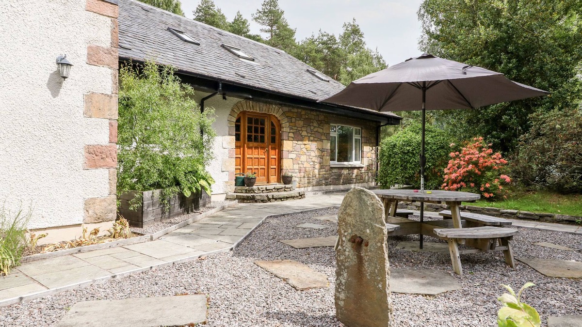 Marybank Cottage | TIGH NA DROCHIT, pet friendly, with open fire in Garve