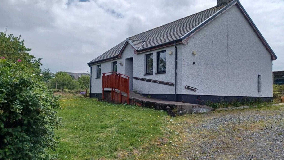 Uisken Cottage | Tigh Shee - wildlife & sunsets on your doorstep!