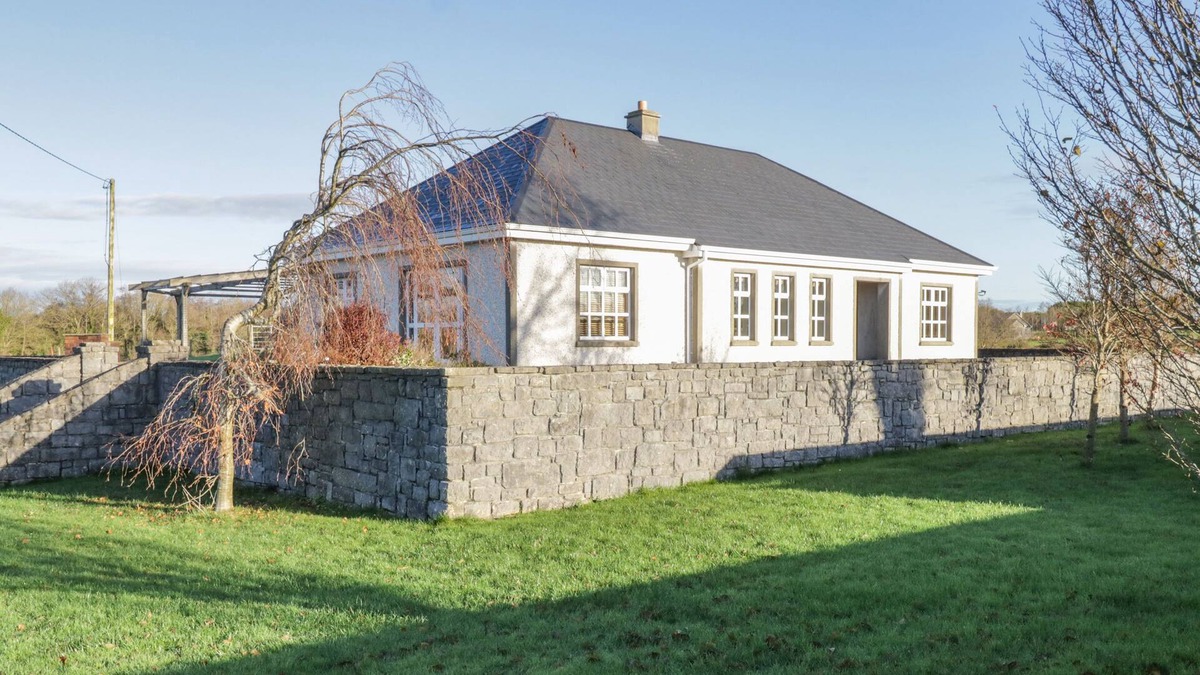 Inishmacatreer Cottage | TIGHE CARRA, family friendly in Ballinrobe, County Mayo