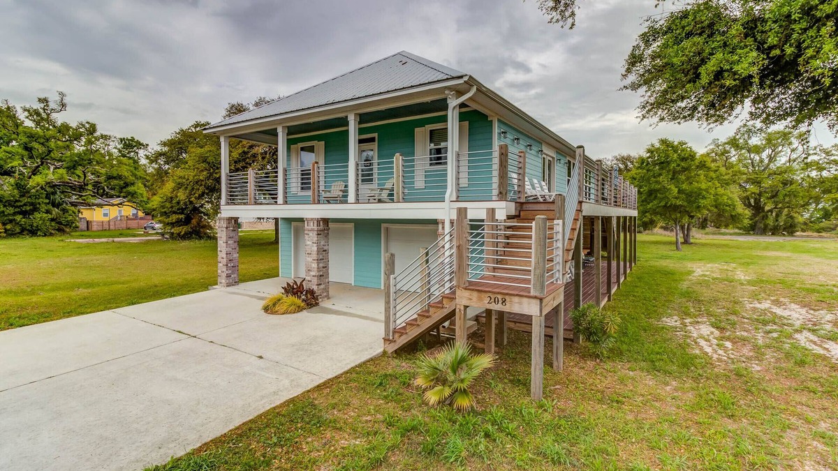 Mississippi City House | TIKI BAR, Steps to the Beach, Large Yard and Gulf Views - your Coastal escape!
