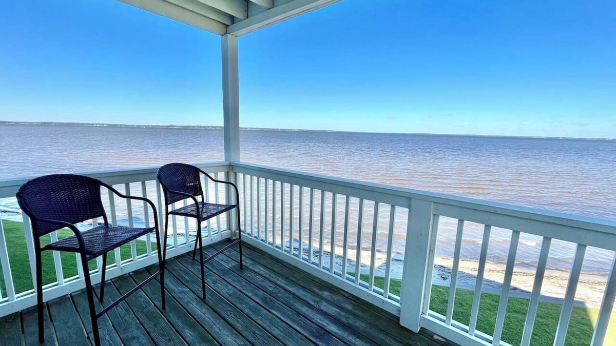 Innerarity Townhomes House | Tiki Hut: Waterfront, Amazing Views, & 2 Kayaks!