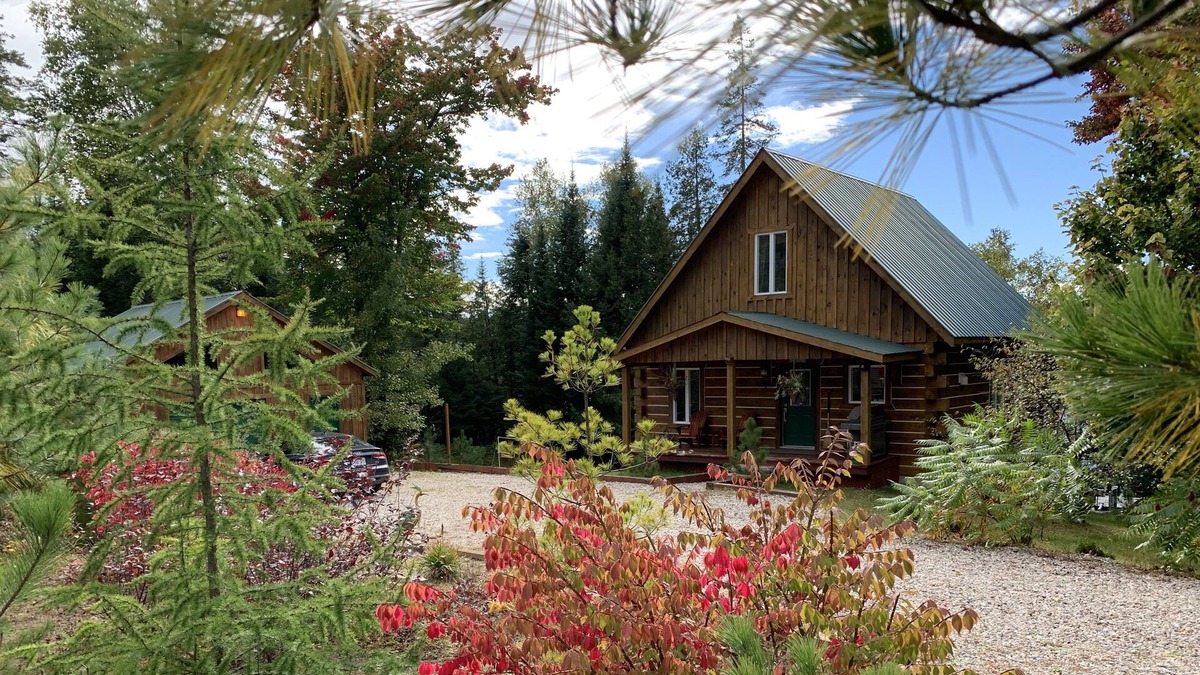 Blue Sea Cottage | Timber cottage with hot tub & sauna. Chalet de bois timber avec spa & sauna.