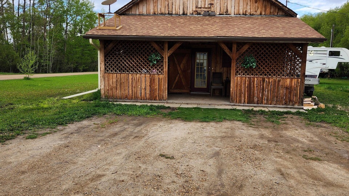 Division No. 11 House | Timber Frame Building in a Rural Setting.