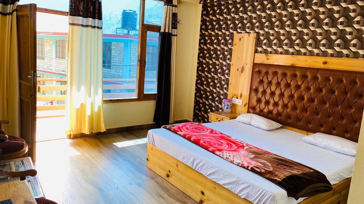 Aleo Hotel | Timber Hill Hotel: Luxury Retreat with Stunning Mountain & Snow Views