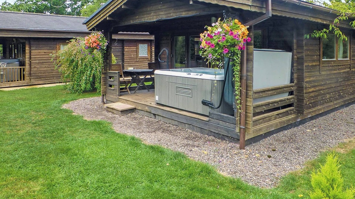 Cullompton Ski Chalet | Timber lodge with one double and one twin.