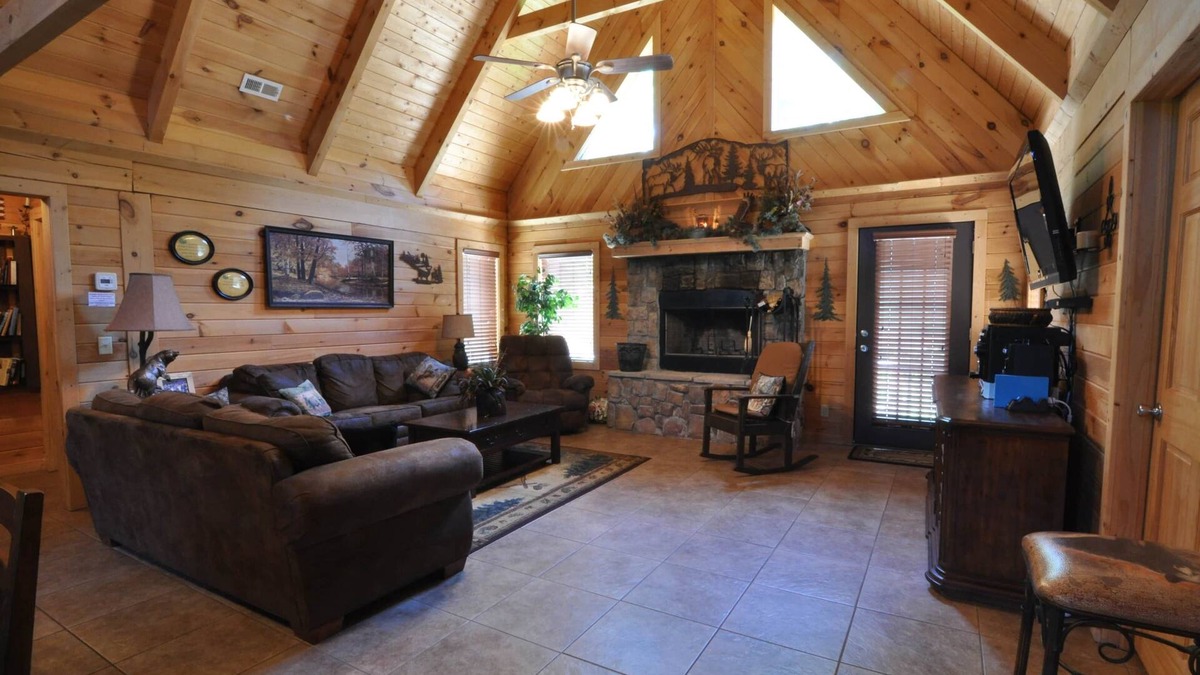 Branson Cedars Cabin | Timber Mountain Lodge, Private Hot Tub .1 Mi to Thunder Ridge; 10 min Branson