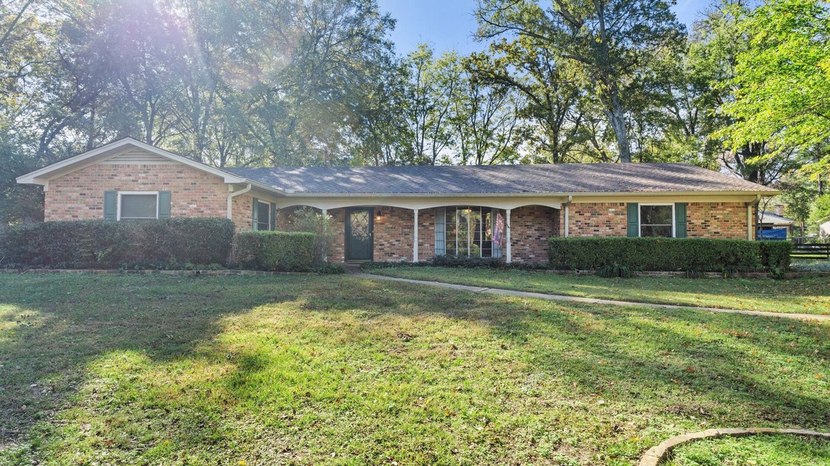 Longview House | Timber View Retreat-Large 4 BR close to shopping & restaurants in NE Longview