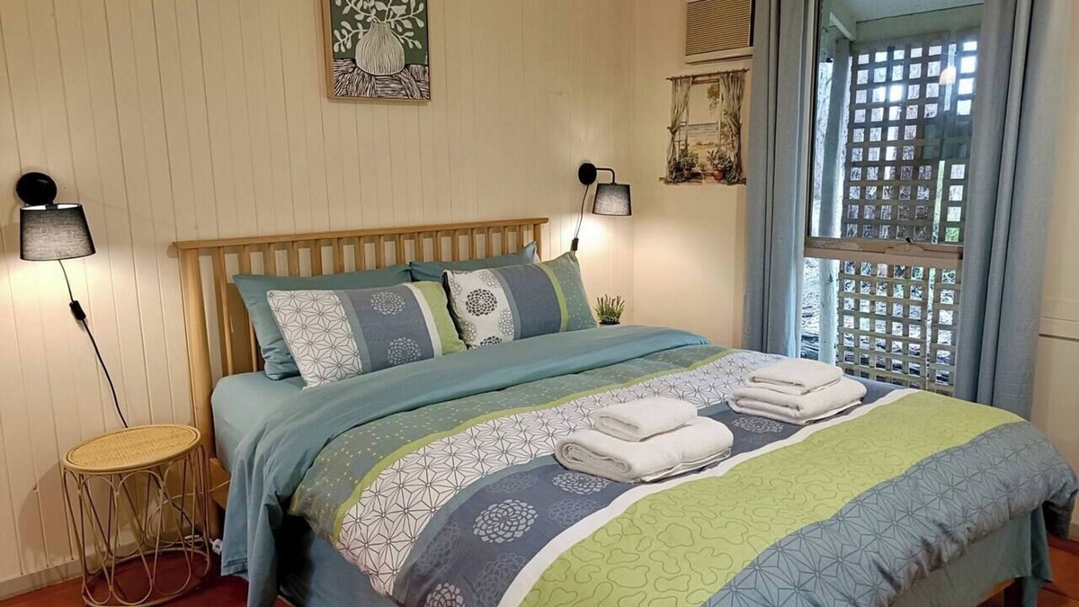 Kalimna Ski Chalet | TimberLoo Cottage (1 Queen Bed) SPA & Wood Stove