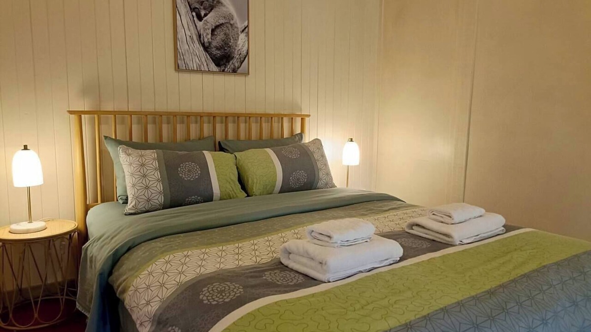 Kalimna House | TimberLoo Cottage (1 Queen Bed) SPA & Wood Stove
