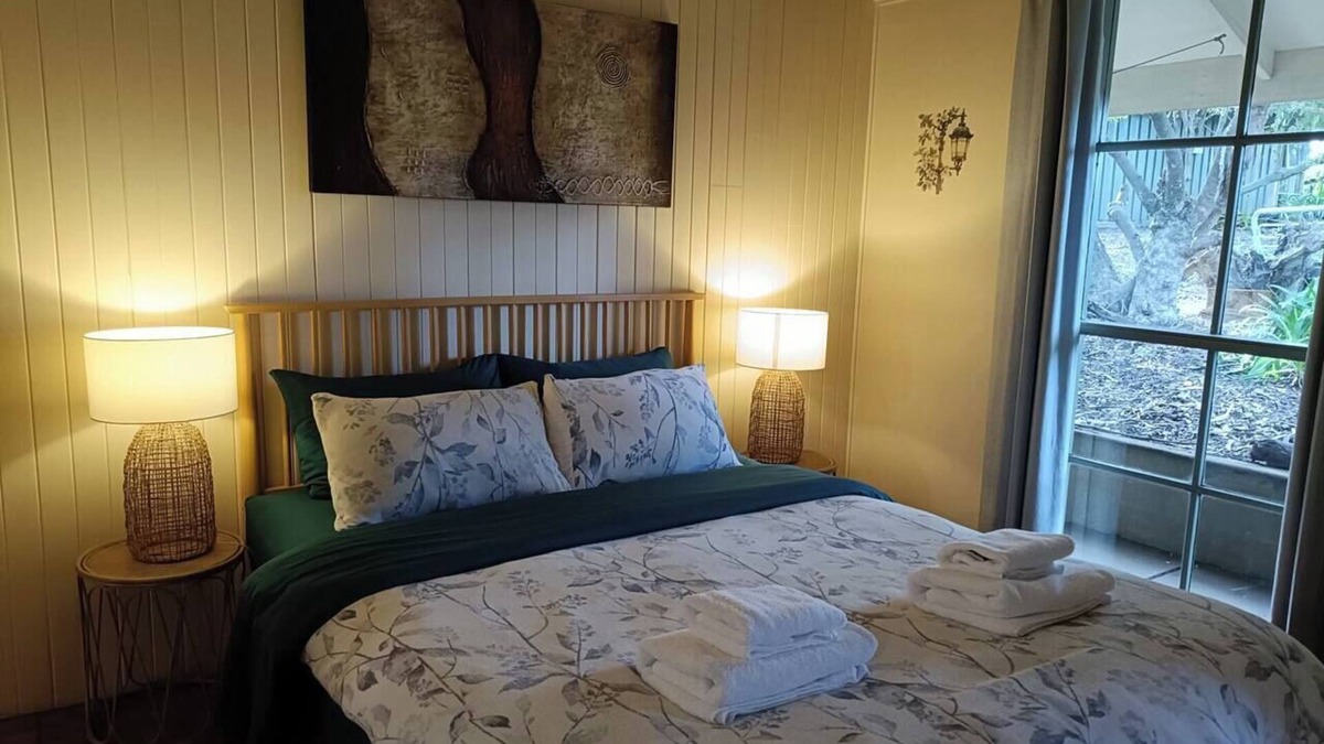 Kalimna Ski Chalet | TimberLoo Cottage 4 (1 Queen Bed) SPA & Wood Stove