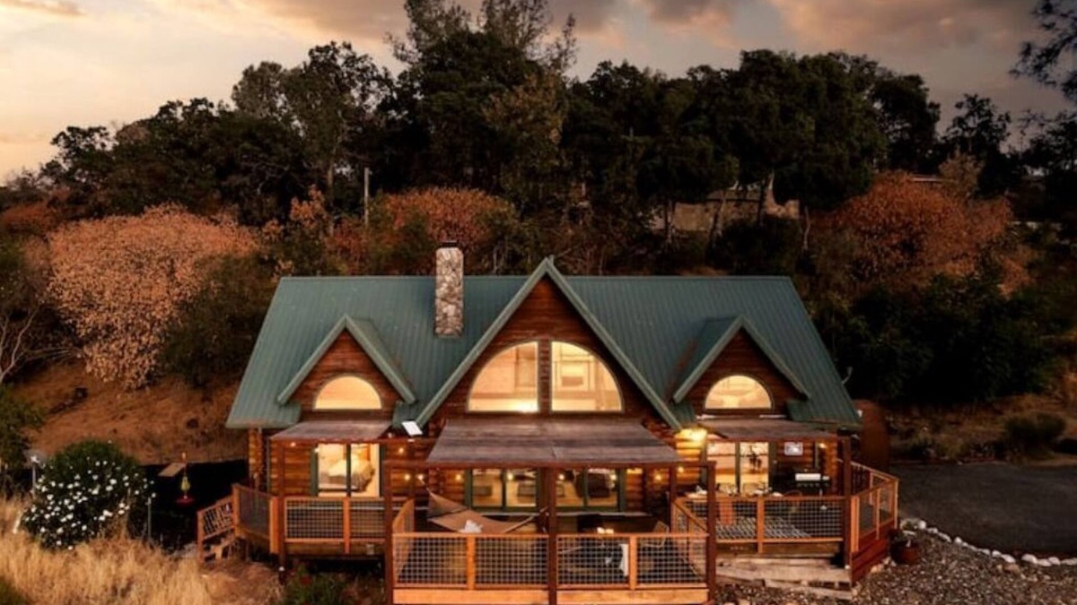Kelseyville Cabin | TimberTales - A cozy log cabin with magical lakeviews