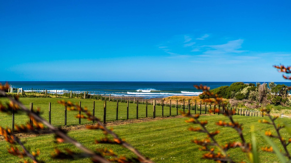 Porangahau House | 'Time Out' Beach Front getaway with amazing sea views