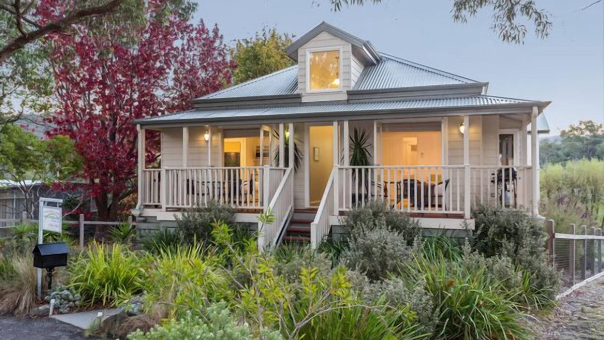 Lorne Cottage | Time to wind down, hear the birds, the Sea. New EV Charger.nDouble Spa Bath.