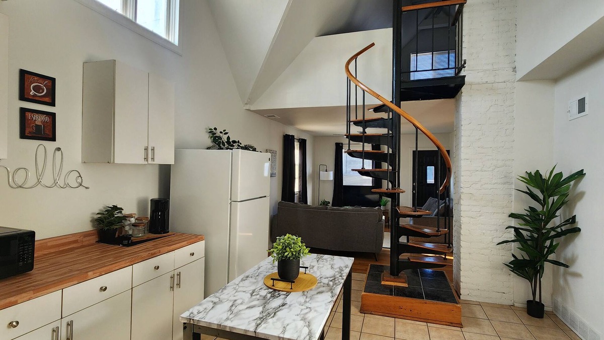 Tremont Apartment | Timeless Tremont-2 Bdrm near Downtown Cle