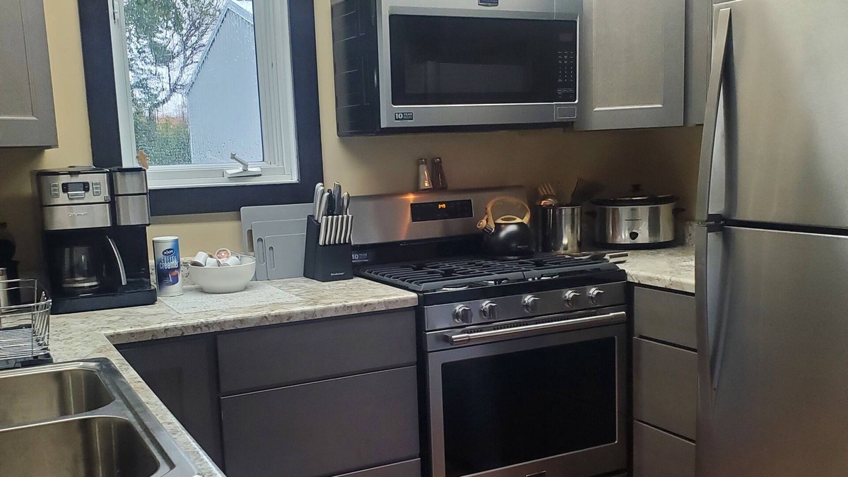 Prairie County House | Tin-Can Cabin is a cozy get-away destination for hunting or small town ventures