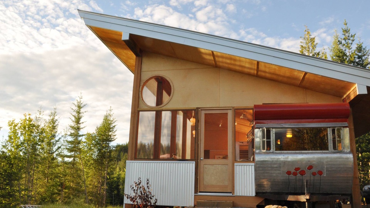 Mara Cabin | Tin Poppy ~ Retro-Modern Forest Cabin + WIFI in the Larch Hills near Salmon Arm