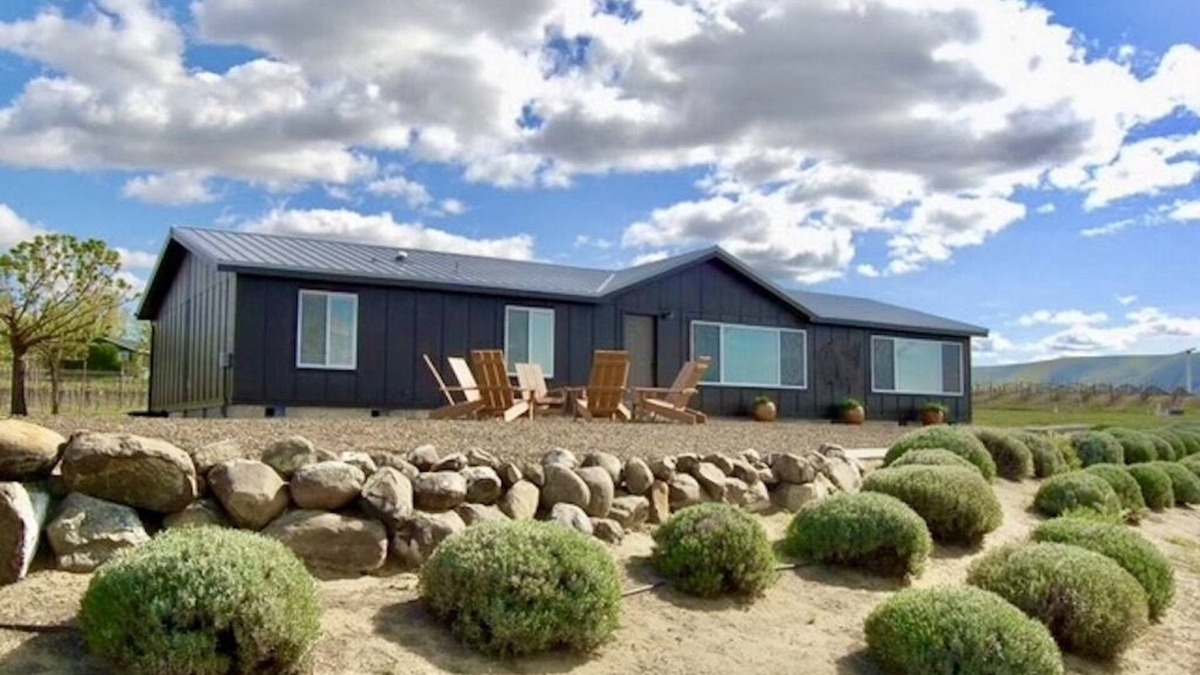 Benton City House | Tinte Red Mountain Retreat: Wine Country home nestled in the vineyards