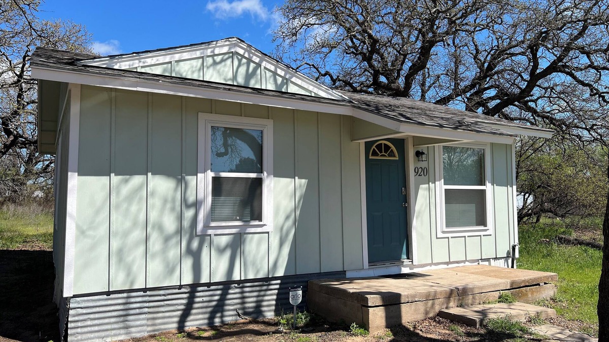 Clyde Cabin | Tiny cabin 15 mins outside Abilene, TX. Quiet Country feel, close to amenities.